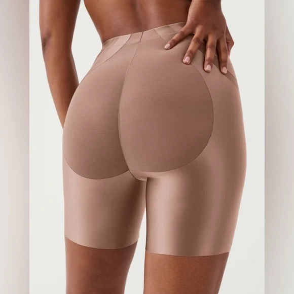 SPANX Booty-Lifting Mid Thigh Short 

U1-24 - Picture 2 of 4